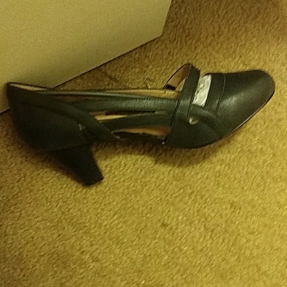 Shoes - Picture 3 of 4